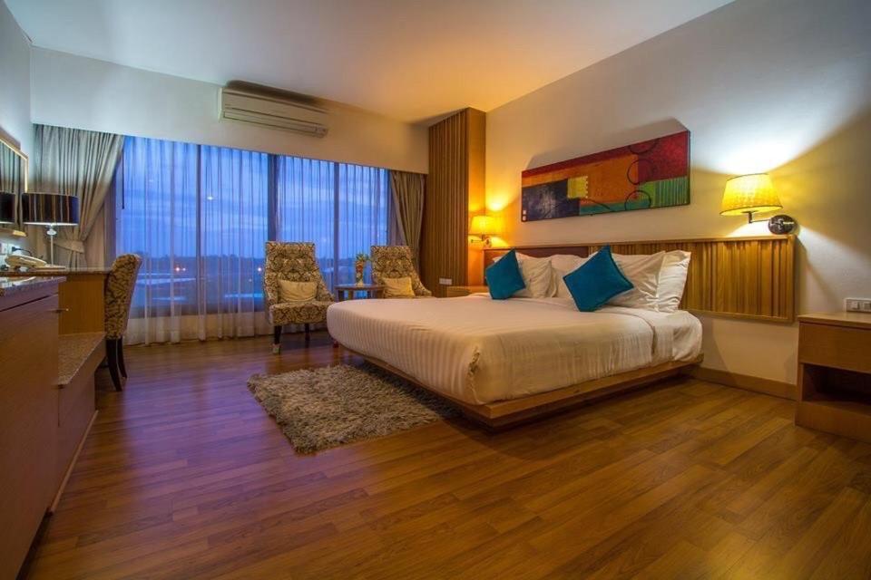 Mamaison Hotel Бурірам Екстер'єр фото